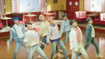 Lo­go print cot­ton shirt in White worn by Kim Taehyung in the music video BTS (방탄소년단) '작은 것들을 위한 시 (Boy With Luv) feat. Halsey' Official MV