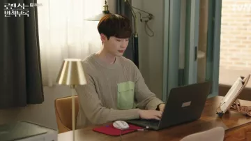 Surdimensionné Pull porté par Cha Eun-ho (Lee Jong suk) dans la Romance est un Bonus Livre Épisode 16