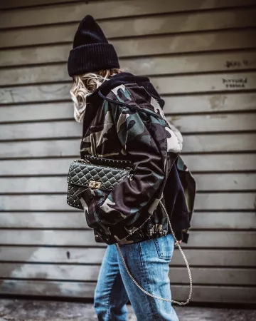 Jack­et of Karin Teigl on the Instagram account @constantly_k