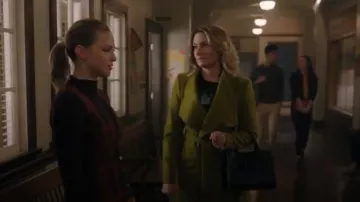 Vert Manteau Ceinturé porté par Alice Cooper (Mädchen Amick) à Riverdale Saison 4 Épisode 12