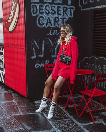 Pull à Capuche en Rouge de Karin Teigl sur l'Instagram account @constantly_k