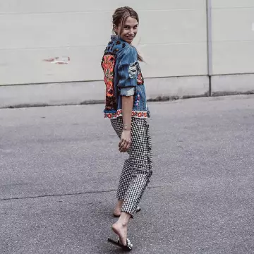 Miu Miu en Fausse peau lainée de Diapositives de Karin Teigl sur l'Instagram account @constantly_k