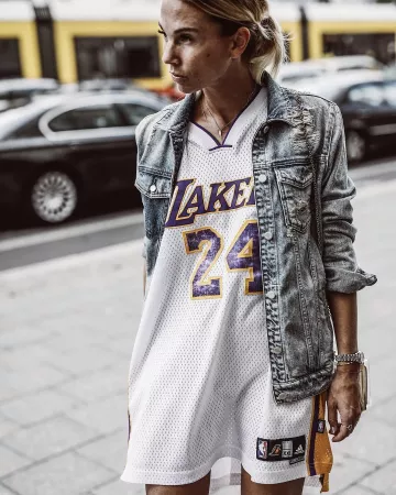 Maillot de basket-ball Blanc de Karin Teigl sur l'Instagram account @constantly_k