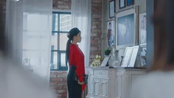 Black Cross­body Bag worn by Jang Man Wol (Lee Ji Eun) in Hotel Del Luna Episode 8