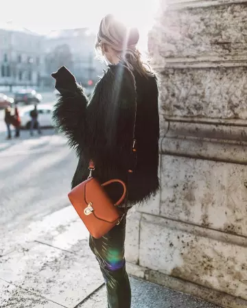 Manteaux de fourrure Noir de Karin Teigl sur l'Instagram account @constantly_k