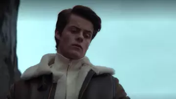 Brown leather coat with fur collar of Fjor (Herman Tømmeraas) in Ragnarok (Season 1 Episode 3)