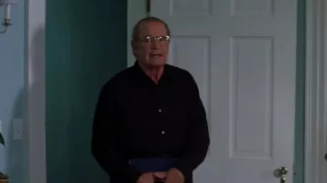 Shirt black Duke (James Garner) in never forget