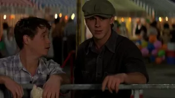 Camisa azul marino de Noah (Ryan Gosling) en Never Forget