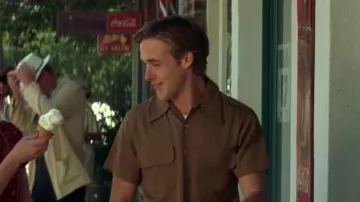 La camisa marrón de Noah (Ryan Gosling) en Never Forget