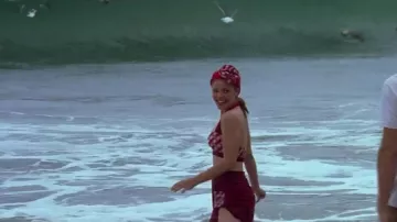 Top de traje de baño de azulejos rojos Vichy de Allie (Rachel McAdams) en Never Forget