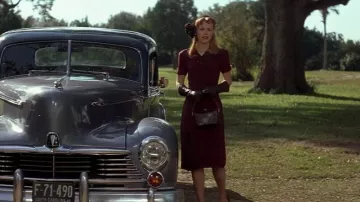 Los guantes largos negros de Allie (Rachel McAdams) en Never Forget