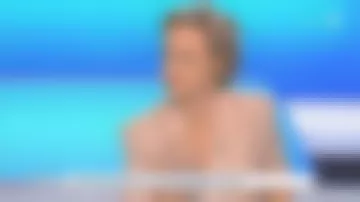 La veste de tailleur Vitalie ajustée beige de Caroline Roux dans C dans l'air