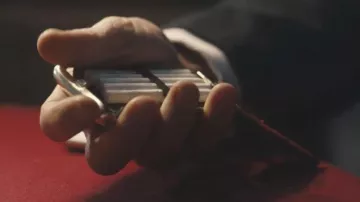 The pack of cigarettes of Thomas Shelby (Cillian Murphy) in Peaky Blinders (S04E01)