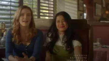 Blanc Dentelle Tee porté par la Géorgie 'George' Fan (Léa Lewis) dans Nancy Drew Saison 1 Épisode 13