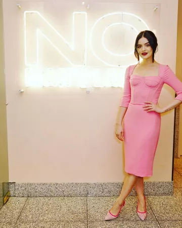 Stuart Weitzman Vea Pompe porté par Lucy Hale Katy Keene Promo 5 février 2020