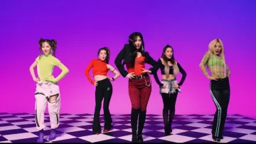 Traje de punto en rojo usado por Joy en el video musical Red Velvet 레드벨벳 'RBB (Really Bad Boy)' MV