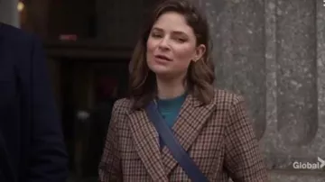 Beige Vérifié Manteau porté par Taylor Rentzel (MacKenzie Meehan), dans Bull Saison 4 Épisode 13