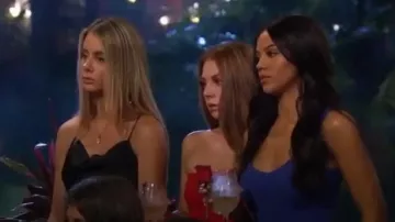 Mini vestido azul de cuello en V usado por Sydney H. en The Bachelor Temporada 24 Episodio 5