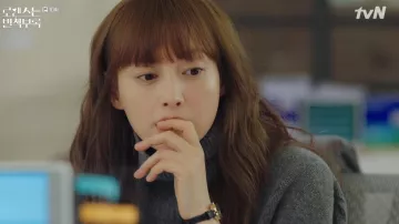 Black Watch­es worn by Kang Dan-yi (Lee Na-young) in Romance is a Bonus Book Episode 10