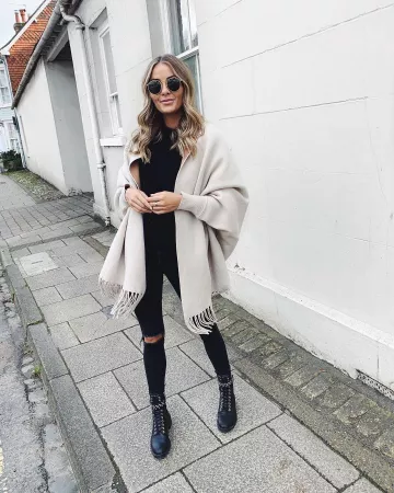 Ripped Joni Jeans of Nadia Anya on the Instagram account @nadiaanya__