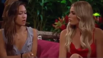 Mini vestido de cuello de capucha roja usado por Kelsey W. en The Bachelor Temporada 24 Episodio 5