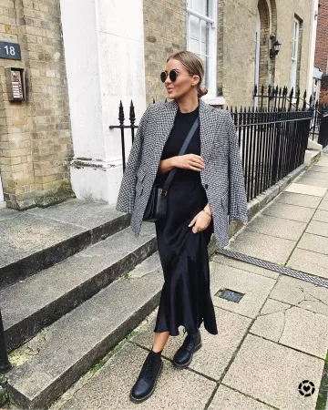Black T-Shirt of Nadia Anya on the Instagram account @nadiaanya__
