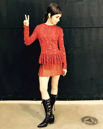 Les bottes noires de Lily Collins sur le compte Instagram de @lilyjcollins