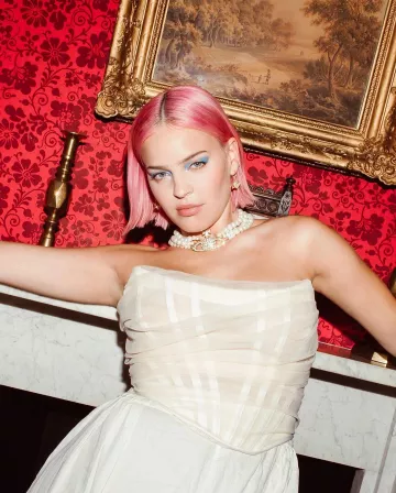 Collar de perlas de gargantilla de Anne-Marie en la cuenta de Instagram de @annemarie