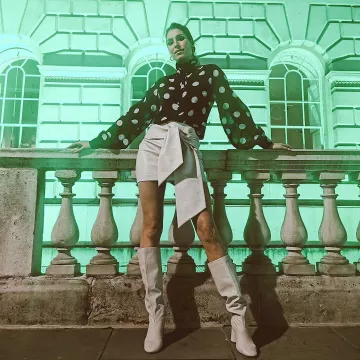 The white skirt of Laury Thilleman on the account Instagram of @laurythilleman