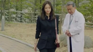 Burgundy Shoulder Bag worn by Ji Soo-hyun (Han Ye-seul) in Big Issue Episode 26