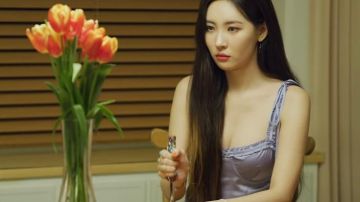 Bow-em­bell­ished Crepe Mi­ni Dress worn by Sunmi in the music video [MV] SUNMI(선미) _ 누아르(Noir)