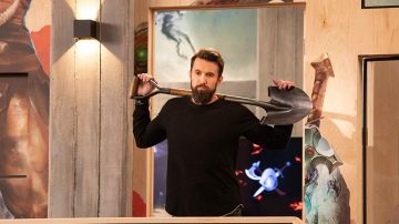 Crewneck Black Sweater usado por Ian (Rob McElhenney) como se ve en Mythic Quest: Raven's Banquet (Temporada 1)