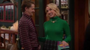 Suéteres greeen Turtleneck usados por Mandy Baxter (Molly McCook) en Last Man Standing Temporada 8 Episodio 9