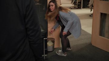 Zapatillas Vans Old Skool usadas por Jo (Jessie Ennis) como se ve en Mythic Quest: Raven's Banquet (Temporada 1 Episodio 8)