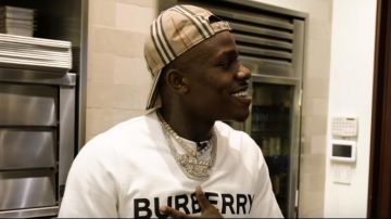 Burberry Brown TB logo bordado de la gorra de DaBaby en el video musical Dababy - Shut Up (Video Musical Oficial)