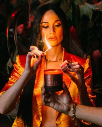 Alison Lou Superlou Diamant Heureux de l'Anneau porté par Kacey Musgraves Garçon Odeurs de combustion Lente Lancement le 5 février 2020