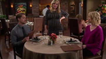 Rose V-Cou Chandail porté par Mandy Baxter (Molly McCook) dans Last Man Standing Saison 8 Épisode 9