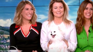 La robe ajustée bandes et boutons de Caroline Delage dans William à midi le 07.02.2020