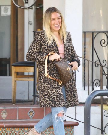 Jil Sander Whipstitched bout Carré en Cuir ballerines portées par Hilary Duff Sherman Oaks, le 5 février 2020