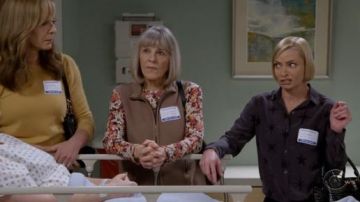 Grey Shirt worn by Jill (Jaime Pressly) in Mom Season 7 Episode 14