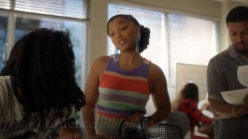 Vestido sin mangas a rayas arco iris usado por Jazz Forster (Chloe Bailey) en la temporada 3 episodio 4