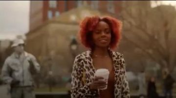 Abrigo con estampado de leopardo usado por Katy Keene (Lucy Hale) en Katy Keene Temporada 1 Episodio 1