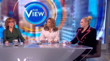 Dolce & gabbana Satin Garni de Velours Noir Blazer porté par Meghan McCain sur Le point de Vue le 6 février 2020