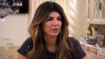 Camiseta Distressed Splatter usada por Teresa Giudice en The Real Housewives of New Jersey Temporada 10 Episodio 13