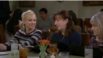 Suéter a rayas usado por Christy (Anna Faris) en Mom Temporada 7 Episodio 14