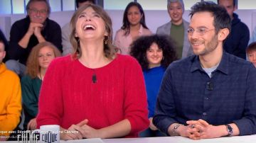 Le pull col rond en laine mélangée groseille de Camille Dauxert dans Clique le 06.02.2020