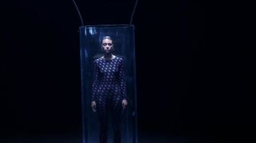 El traje estampado de Apple en su clip de ansiedad