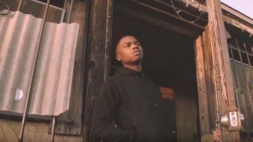 Noir, Hoodie, portés par Roddy Ricch dans Roddy Ricch - Fucc Jusqu' [Prod. Par La Glace Starr] (Dir Par JDFilms)