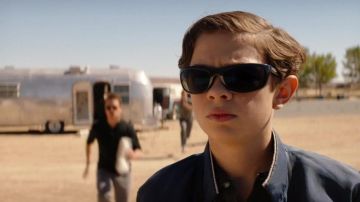 Ray-Ban Lunettes de soleil portées par Peter Miles (Noé Jupe) comme on le voit dans Ford / Ferrari