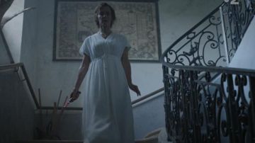 Vestido blanco de Caroline Monferville (Claude Perron) en The Purple Rivers (S02E08)
